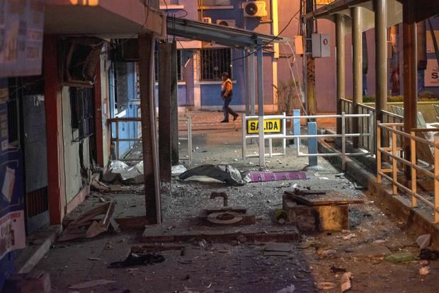 Vista de los destrozos ocasionados por una bomba en las inmediaciones de la Alcaldía de Durán, tras una oleada de violencia hoy en Duran, Ecuador.