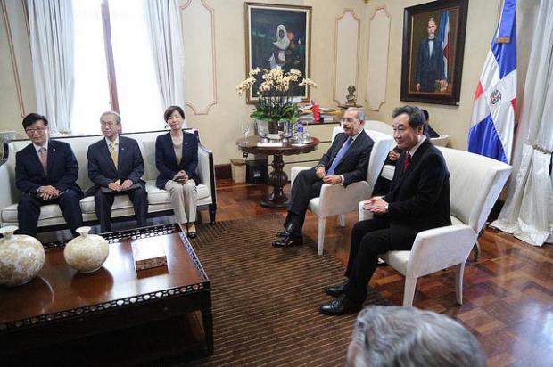 El primer ministro de Corea del Sur, Lee Nak-yeon, se reunió con el presidente Medina
