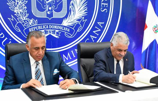 Presidente del Comité Olímpico Dominicano Luis Mejía Oviedo y canciller Miguel Vargas firman acuerdo de colaboración.