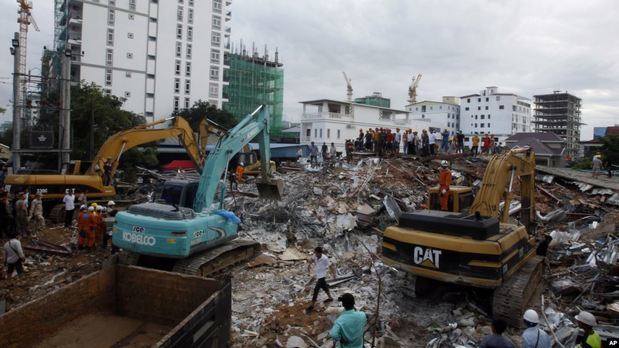 Rescatistas tratan de retirar los escombros en el lugar donde colapsó un edificio en la provincia de Preah Sihanouk, Camboya, el domingo 23 de junio de 2019.