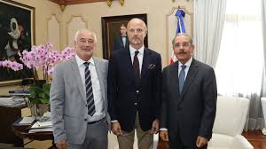 El presidente dominicano Danilo Medina, junto a Cengiz Cesur y Lonnie Langston. 