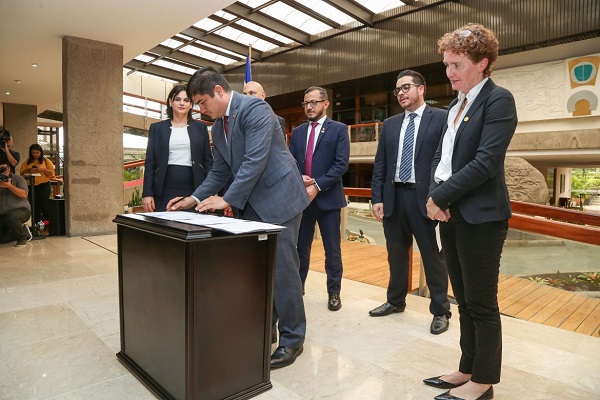 Carlos Alvarado al momento de firmar la política pública a favor de los indígenas