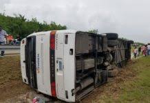 Vuelco de vehículo de transporte cerca de río Soco deja una treintena heridos 