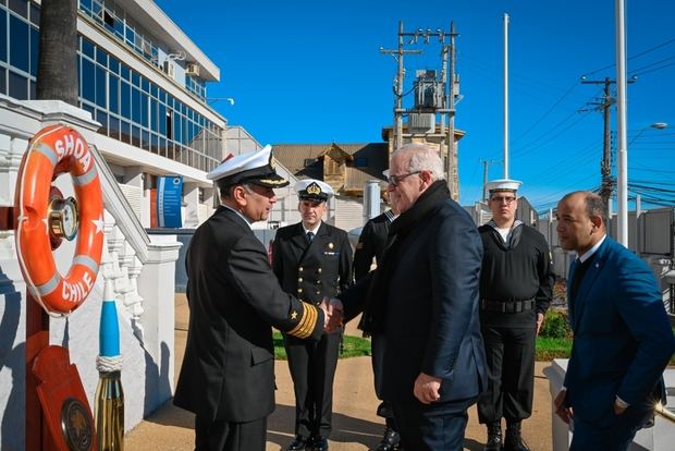 Desde la izquierda el capitán de Navío Carlos Zúñiga Araya y el embajador dominicano Juan Cohen Sander.