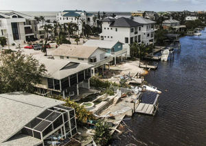 Daños en viviendas, embarcaciones destrozadas y vehículos hundidos tras el paso del huracán Ian, en Bonita Shores, Florida.