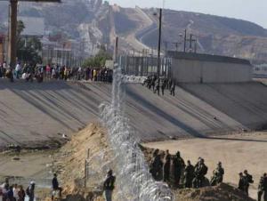 Detienen a 42 inmigrantes que entraron por la fuerza a EE.UU. desde Tijuana