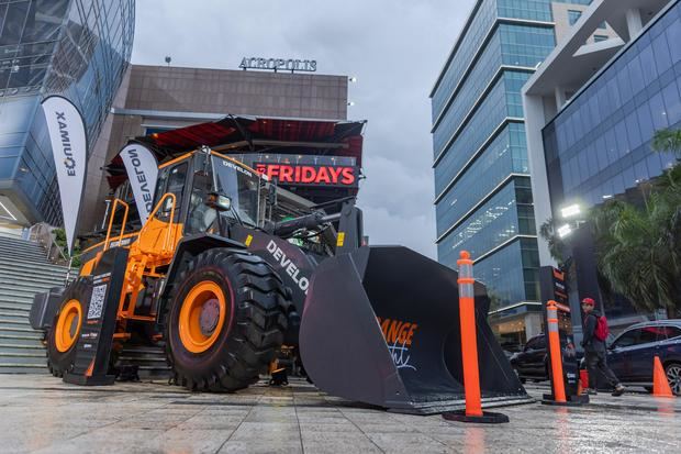 EQUIMAX presenta “Orange Night”: una noche innovación, tecnología y soluciones para la construcción de hoy.