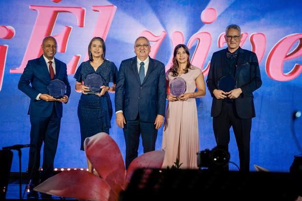 El elder Hugo Montoya, setenta de Área y primer consejero de la Iglesia de Jesucristo De los Santos de los Últimos Días (al centro) encabezó el reconocimiento a los representantes de las organizaciones participantes entre ellos Ysaura Chalas, coordinadora de proyectos de la Fundación Fe y Alegría en representación de la Iglesia Católica; el pastor Robert Hernández, líder y representante a nivel nacional de la Iglesia Adventista del Séptimo Día; Ángel Herdz, director del Coro Nacional de Niños Dominicanos; Olga Peralta, directora del Coro de la Estaca Santo Domingo Central de la Iglesia de Jesucristo de los Santos de los Últimos Días.
