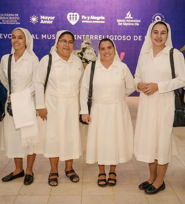 Algunas hermanas de la Iglesia Católica durante el Devocional Musical Interreligioso de Pascua.