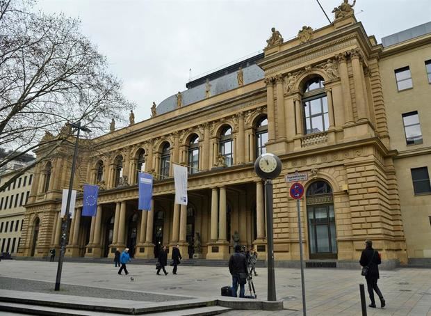 Varias personas caminan ante el edificio de la Bolsa de Fráncfort en Alemania.