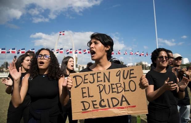 República Dominicana llama elecciones extraordinarias y vuelve al voto manual