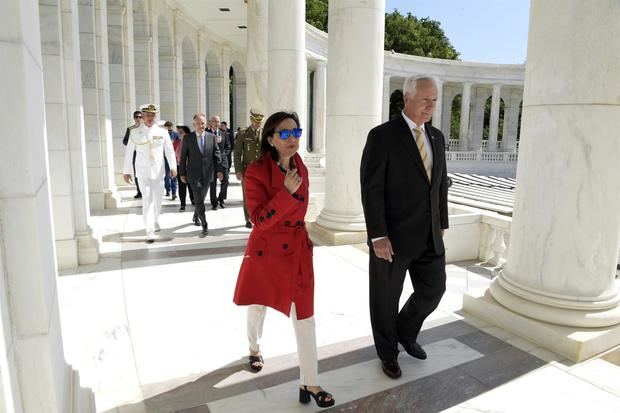 La ministra de Defensa española, Margarita Robles, camina junto al superintendente del Cementerio Nacional de Arlington, Charles R. Alexander Jr., al final de su visita hoy jueves a la tumba del soldado desconocido en el cementerio de Arlington en Virginia.