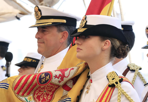 La princesa de Asturias, Leonor de Borbón, porta la bandera nacional de España junto al capitán de navío, Luis Carreras-Presas, durante el acto de jura de bandera abordo del buque escuela de la Armada española Juan Sebastián Elcano.