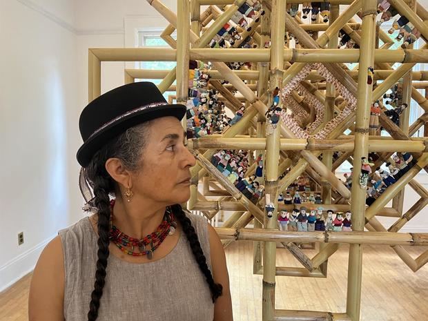 La artista ecuatoriana Carmen Vicente posa junto a su obra 'La Chakana Florida' durante la segunda edición de la Trienal de Arte Latinoamericano de Nueva York (NYLAAT), en Nueva York, Estados Unidos.