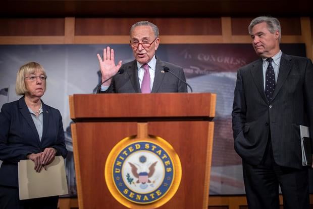 El líder de la minoría del Senado, Chuck Schumer, el senador demócrata de Connecticut Chris Murphy (R) y el senador demócrata de Washington Patty Murray, hablan con los medios de comunicación antes del segundo día del juicio político del presidente de los Estados Unidos, Donald J. Trump. en el Senado en el Capitolio de los Estados Unidos en Washington, DC, EE. UU.