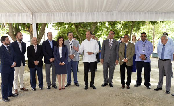 Enrique A. Ramírez Paniagua, director general de Aduanas, con representantes de la empresa privada