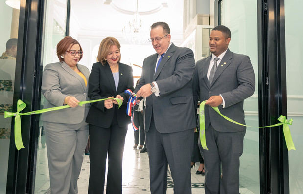 Directivos de la DGII en la inauguración.