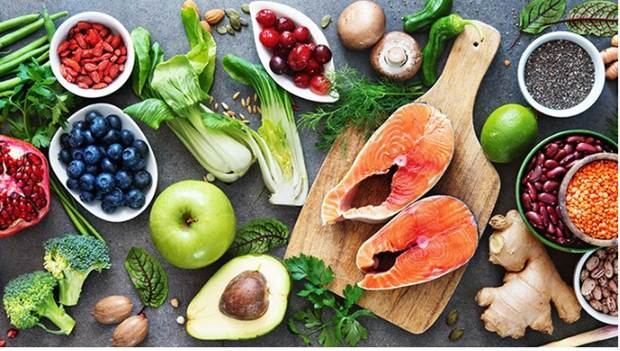 La dieta mediterránea es más un patrón de alimentación que un plan de dieta estricto pues es rica en verduras, frutas, cereales integrales, frijoles, pescado, mariscos, aceite de oliva, nueces y semillas. 