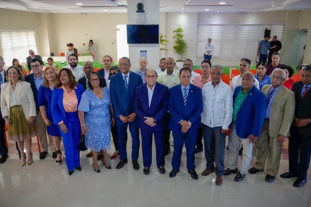 Directiva de Codopyme junto a director general de INFOTEP.