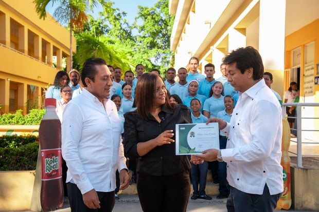 Directivos de ISM, Mario Medina, gerente de asuntos corporativos y sostenibilidad_ Arturo Marroquin, director de ISM y miembros de una de las escuelas participantes.