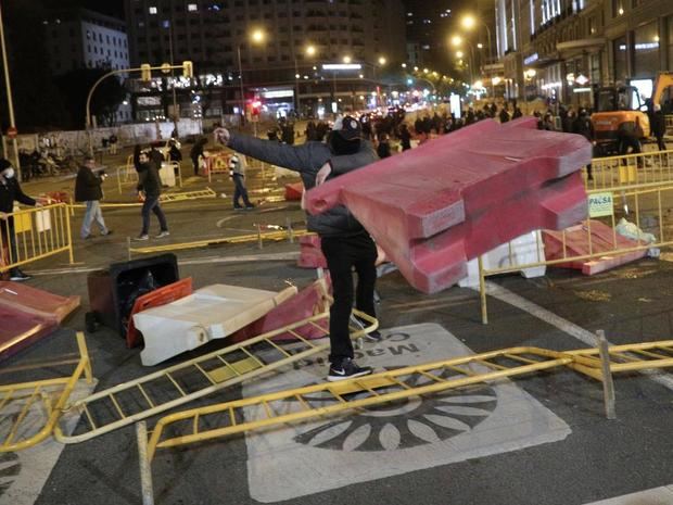 Disturbios en Madrid en una protesta por las medidas restrictivas por el coronavirus.