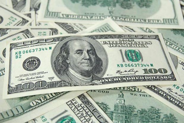 El peso baja ligeramente frente al dólar (0.09 %) y el cambio ronda los 53.69.