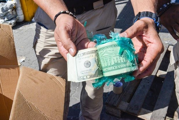 Dólares incautados por la DGA