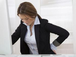 Dolor de espalda es uno de los síntomas más comunes de la espondilitis anquilosante