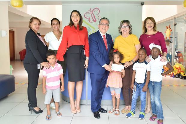 Yanery Mora, Alexandra Matos de Purcell, Anesther Díaz, Luis Martín Gómez, Griselda Carrón, Denisse Comarazamy y niños de la fundación.