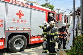 Un incendio afecta a un depósito de neumáticos en Santo Domingo Este