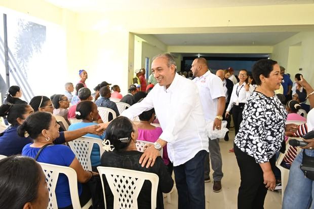 Dr. Demetrio saluda a los adultos mayores.