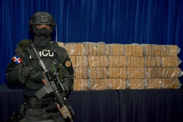 Decomisan 140 paquetes de cocaína llegados al país en buque desde Colombia.