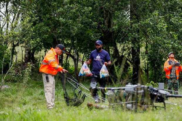 Drones del 911 son utilizados para realizar entrega de kits de raciones crudas a familias incomunicadas en Santo Domingo Norte.