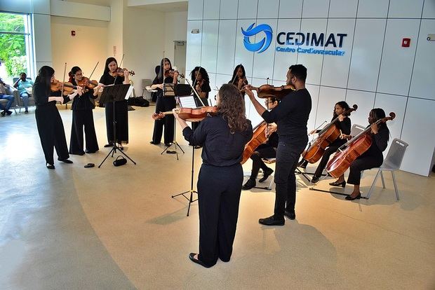 Músicos de la Fundación por la Música deleitan al público de Cedimat.