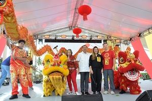 Clara Joa, Miguel Feng, la alcaldesa Carolina Mejía y el embajador Chen Luning en la apertura de los 5K.