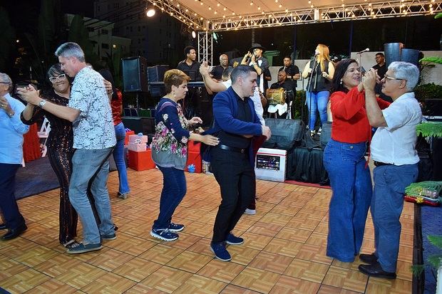 La Dra. Virginia Laureano y su esposo Richard Santiago y demás médicos bailando al ritmo de la orquesta.