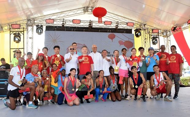 Al centro el embajador Chen Luning, Rafael Salazar, Miguel Feng y José Ramón Holguín, Wendy Reynoso y Elpidio Vargas junto a los corredores ganadores de los 5K.