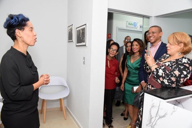 La Dra. Marcia Castillo muestra el consultorio.