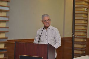 Luis Carvajal, coordinador de la Comisión Ambiental de la UASD, mientras presentaba su ponencia en el Foro Socioambiental Cambio Climático, 2025.