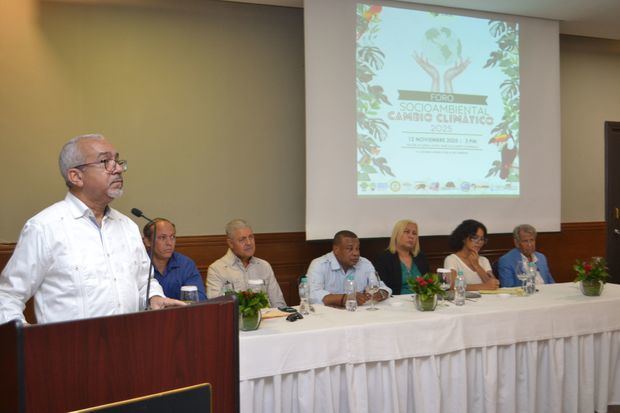 Sesar Rodríguez, director ejecutivo del Consorcio Ambiental Dominicano, CAD, moderó el Foro Socioambiental Cambio Climático, 2025. Al fondo, la mesa principal conformada, de izquierda a derecha, por José Atizol de la Sociedad Ecológica del Cibao, SOECI, Luis Carvajal, coordinador de la Comisión Ambiental de la UASD, Luis Alejo Javier y María Antonia Taveras del Instituto Dominicano de Desarrollo Integral, IDDI, Heidy Lorenzo del Instituto de Abogados para la Protección del Medio Ambiente, INSAPROMA, y Enrique de León del Comité Nacional de Lucha Contra el Cambio Climático, CNLCC.
