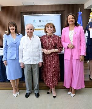 Yanira Fondeur de Hernández, Ellis Pérez, Francia de Pérez y Rossy Escotto.