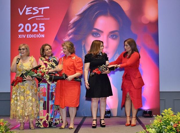 Rommy Grullon, Marisela de Grullon y Kathy Grullon, reciben el reconocimiento a Osiris Grullon de Luisa Maria de Aquino y Alexandra Tabar / Foto: cortesía 