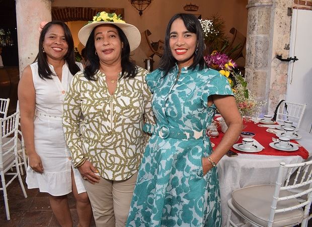 María Yolanda Escalante, Milagros Magallanes y Lillian Carrasco de Cury.