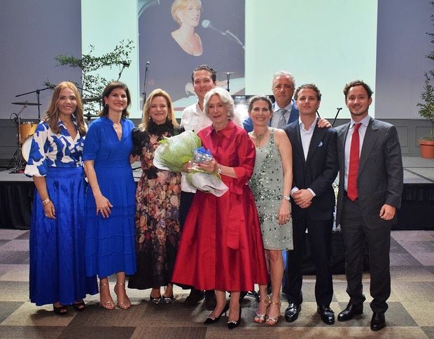 Reconocimiento a Maureen Tejeda junto Carmen Minaya, Karina Pablo, Yolanda Tejeda, Antón Tejeda Martínez, Christopher Walker, Paula Bonetti, Cristóbal Tejeda. y Antón Tejeda.