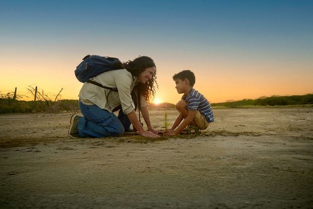 Escena de “La economía de la bondad”, campaña que rescata la idea de que el verdadero progreso de un país nace de los actos de altruismo.