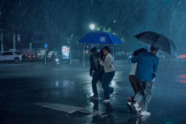 Escena de la campaña “La economía de la bondad”, la cual celebra una verdad arraigada en la identidad dominicana de que el esfuerzo colectivo es clave para el progreso.