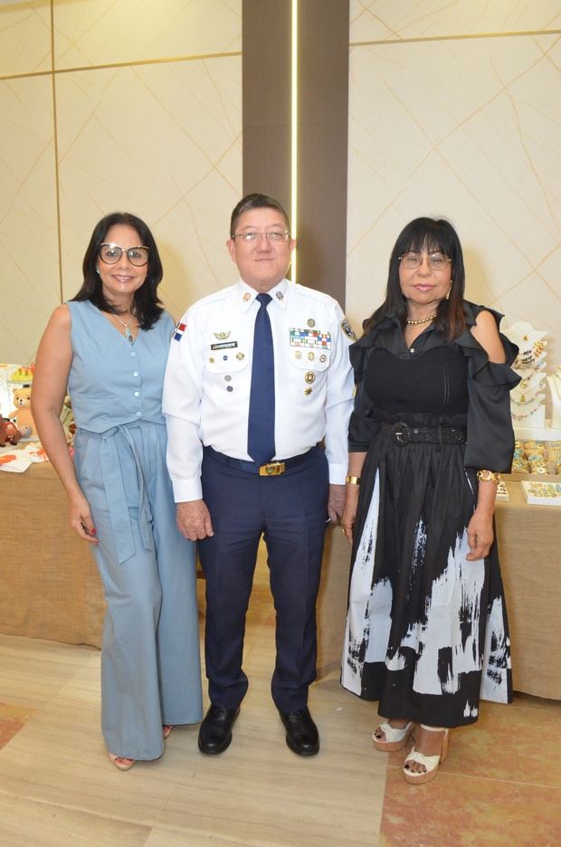 Yovanni Peña, Minouro Matsunaga y Maria Humeau.