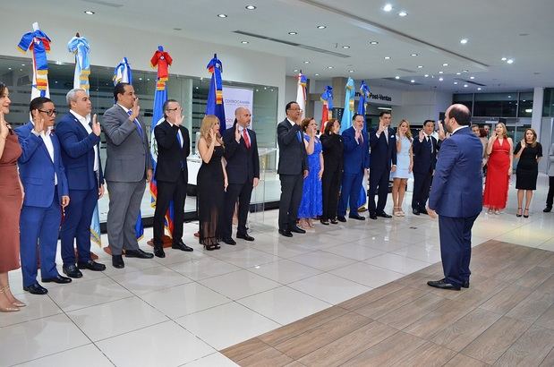 Ramón Pérez Fermín, viceministro de Economía y MiPyme juramenta la nueva Junta Directiva.