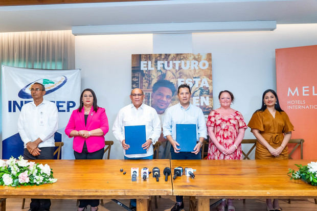 Mynor Espinoza, general manager de MHI en República Dominicana; Rafael Santos Badía, director general del INFOTEP durante la firma del acuerdo, les acompañan Claudine Massey, HR Talent Director; Lissa Bueno, HR Partner RD; Maira Morla Pineda, Subdirectora general del INFOTEP; Ramón Antonio García, Director Regional Este del INFOTEP.