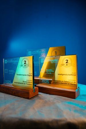 Estatuillas de los reconocimientos obtenidos por el Banco Popular
Dominicano en los premios Latam Digital.